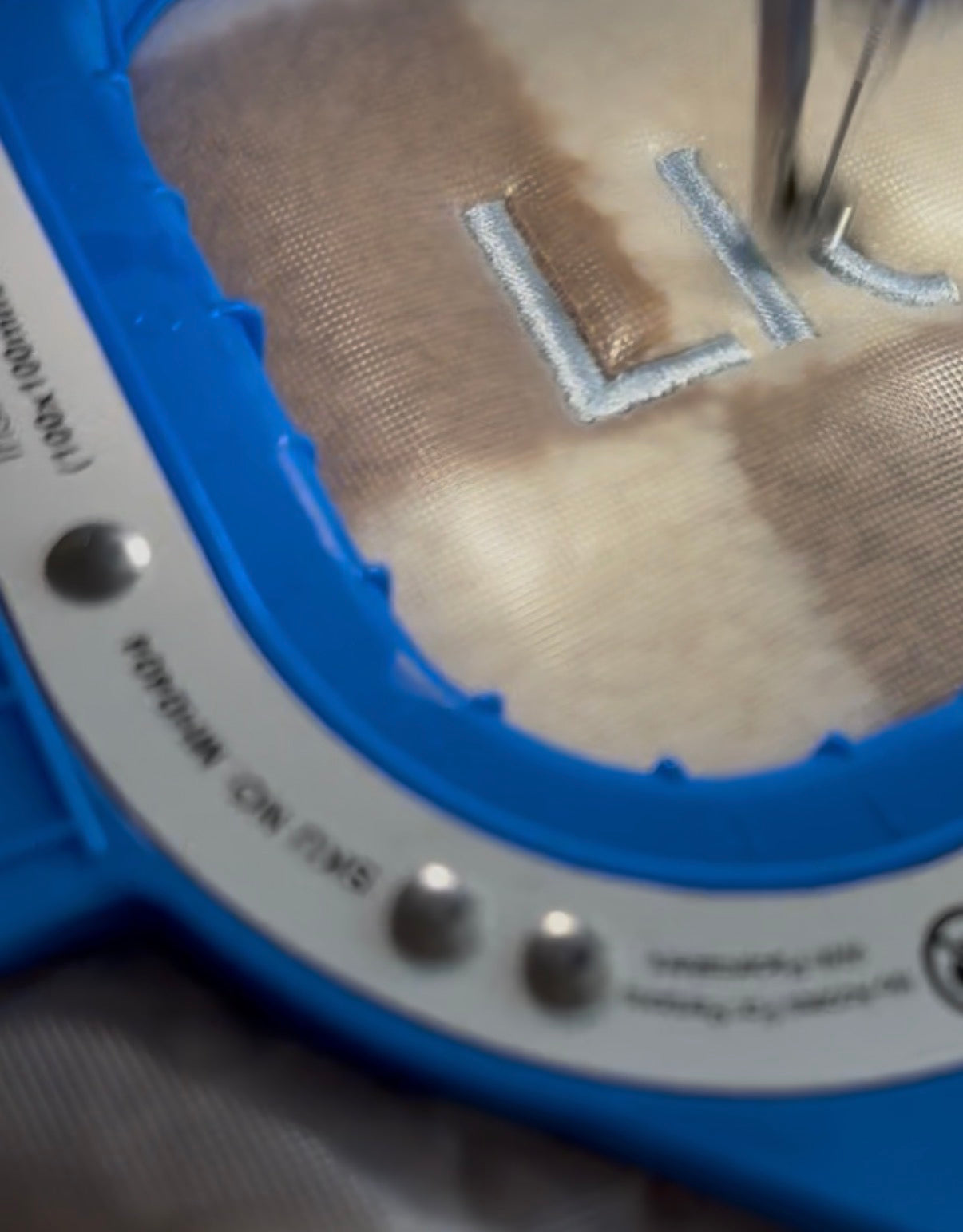 Luxe borduurwerk op gepersonaliseerd cadeau